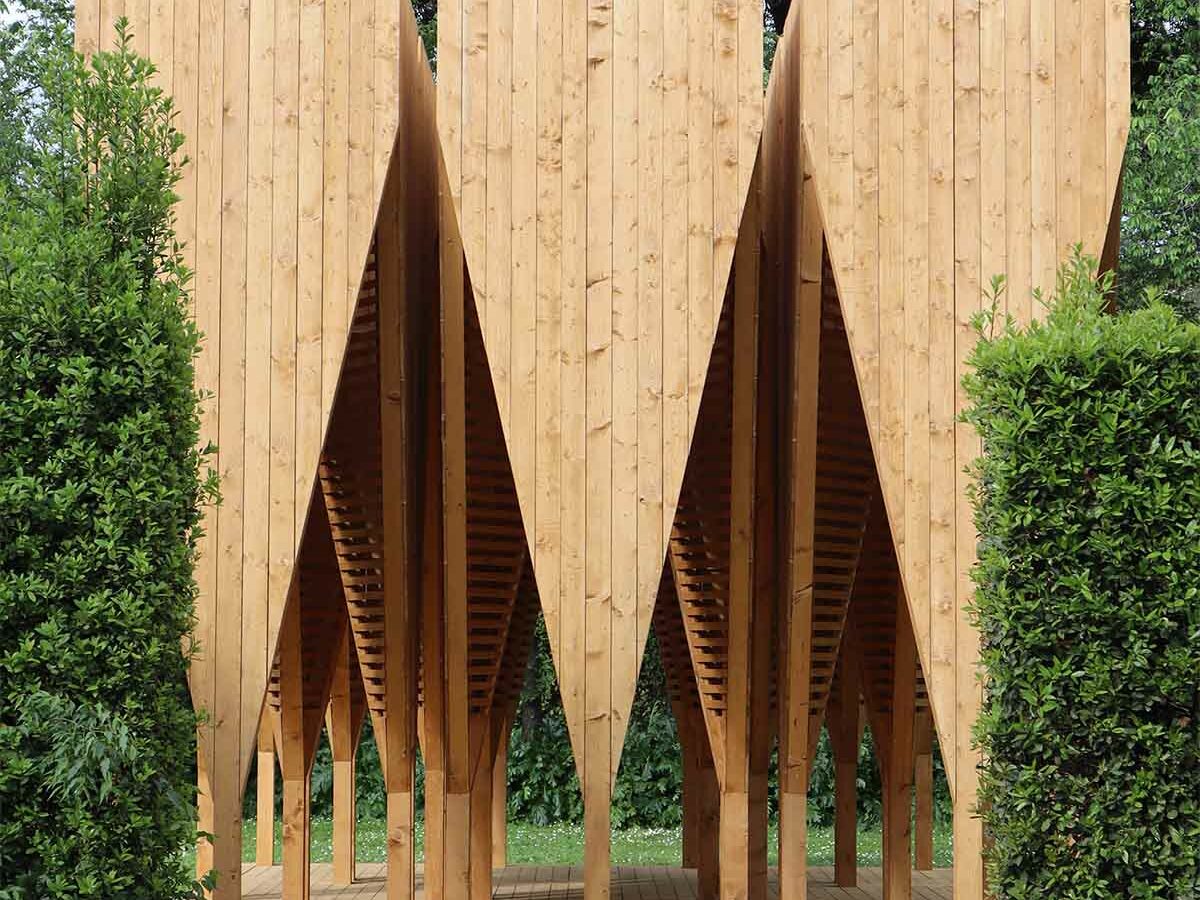 Incastri, luci e ombre nell'installazione in legno progettata da Atelier Poem per il Festival des Cabanes 2023 a Villa Medici di Roma, realizzata da Wooden Houses di Sant'Angelo in Vado
