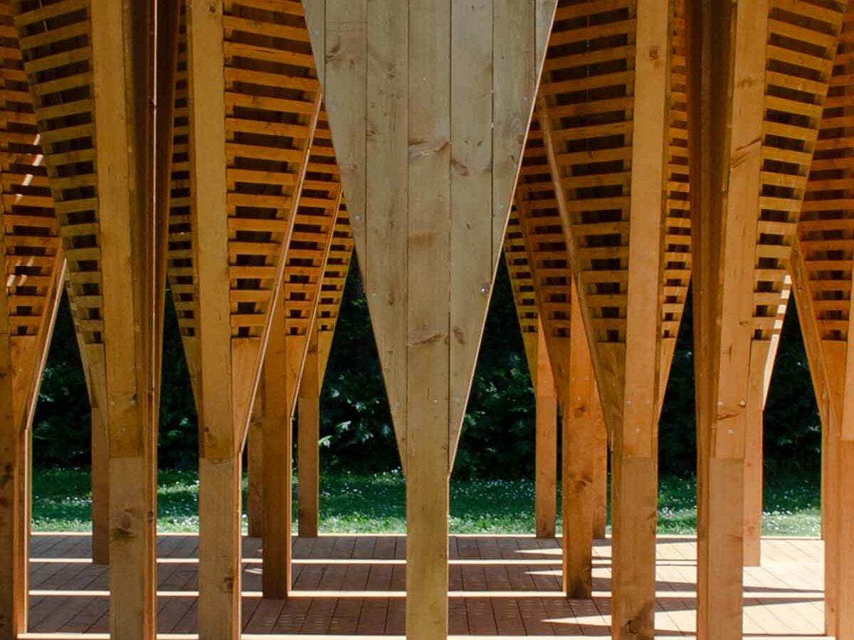 Incastri, luci e ombre nell'installazione in legno progettata da Atelier Poem per il Festival des Cabanes 2023 a Villa Medici di Roma, realizzata da Wooden Houses di Sant'Angelo in Vado