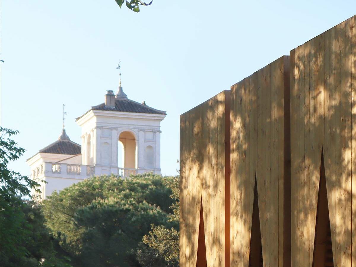 Incastri, luci e ombre nell'installazione in legno progettata da Atelier Poem per il Festival des Cabanes 2023 a Villa Medici di Roma, realizzata da Wooden Houses di Sant'Angelo in Vado