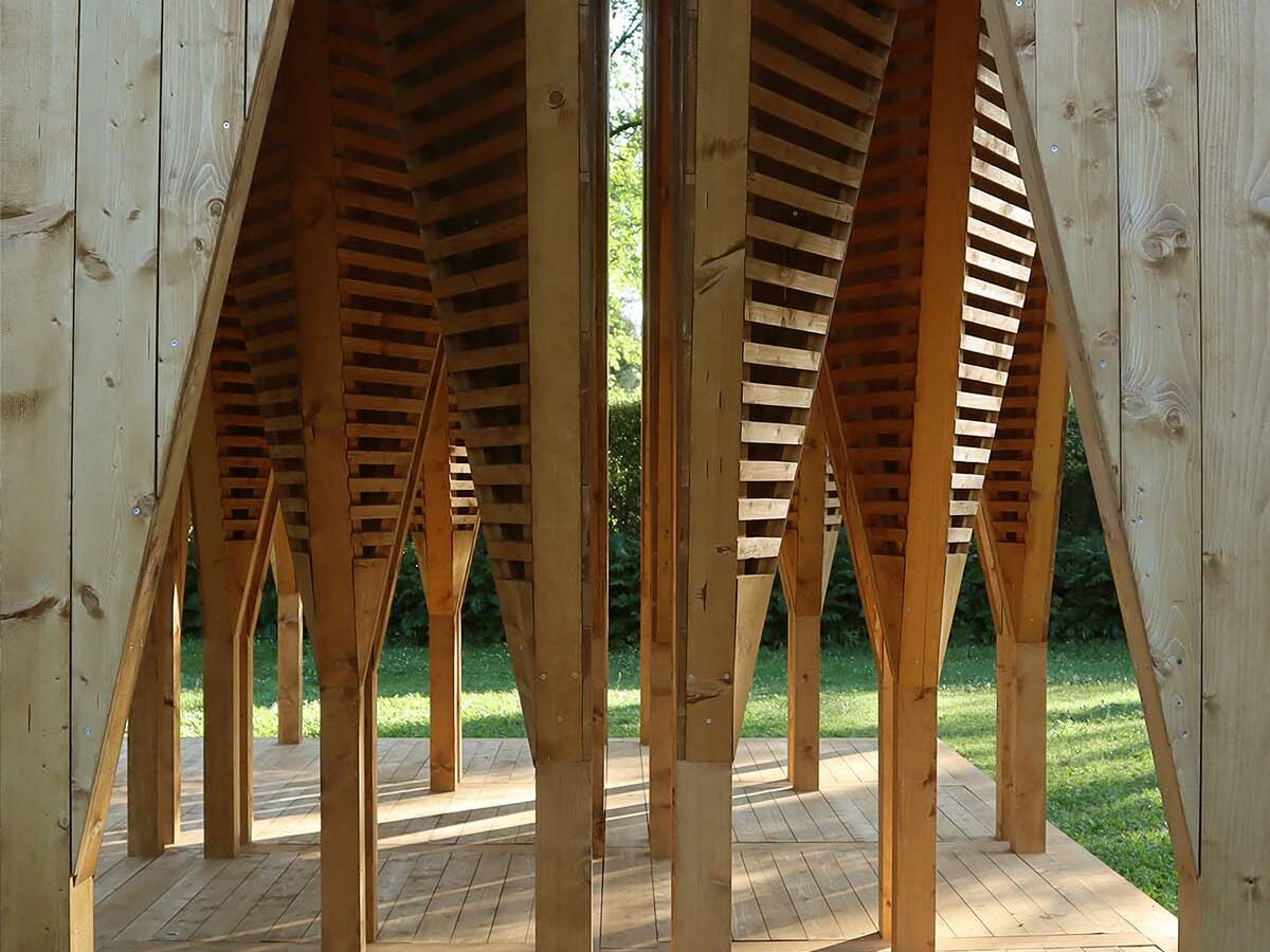 Incastri, luci e ombre nell'installazione in legno progettata da Atelier Poem per il Festival des Cabanes 2023 a Villa Medici di Roma, realizzata da Wooden Houses di Sant'Angelo in Vado