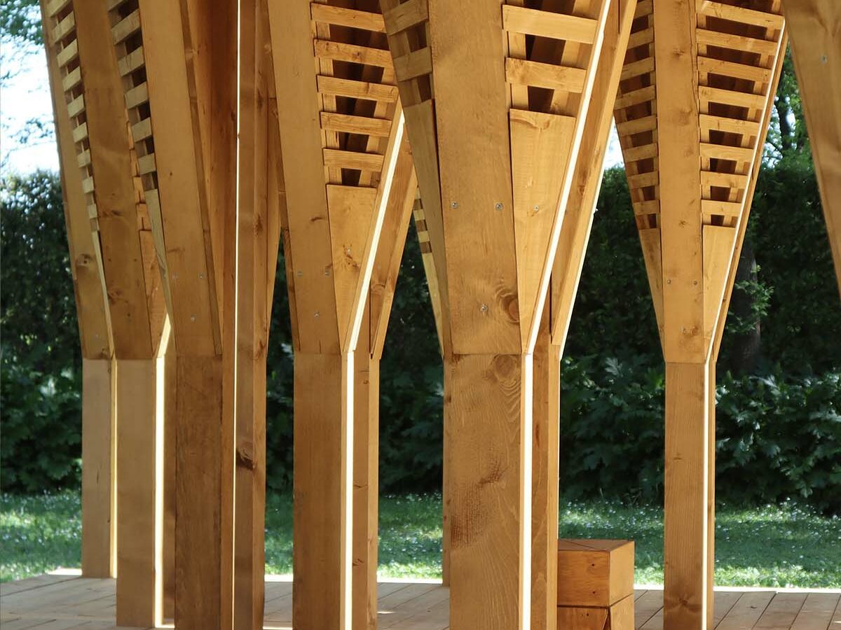 Incastri, luci e ombre nell'installazione in legno progettata da Atelier Poem per il Festival des Cabanes 2023 a Villa Medici di Roma, realizzata da Wooden Houses di Sant'Angelo in Vado