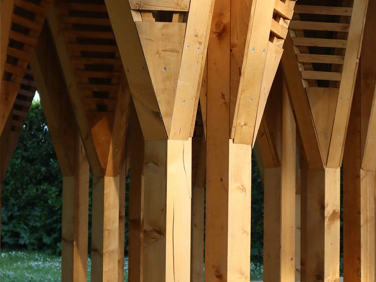 Incastri, luci e ombre nell'installazione in legno progettata da Atelier Poem per il Festival des Cabanes 2023 a Villa Medici di Roma, realizzata da Wooden Houses di Sant'Angelo in Vado