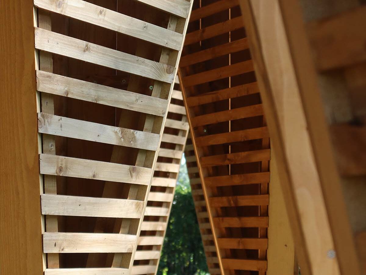Incastri, luci e ombre nell'installazione in legno progettata da Atelier Poem per il Festival des Cabanes 2023 a Villa Medici di Roma, realizzata da Wooden Houses di Sant'Angelo in Vado