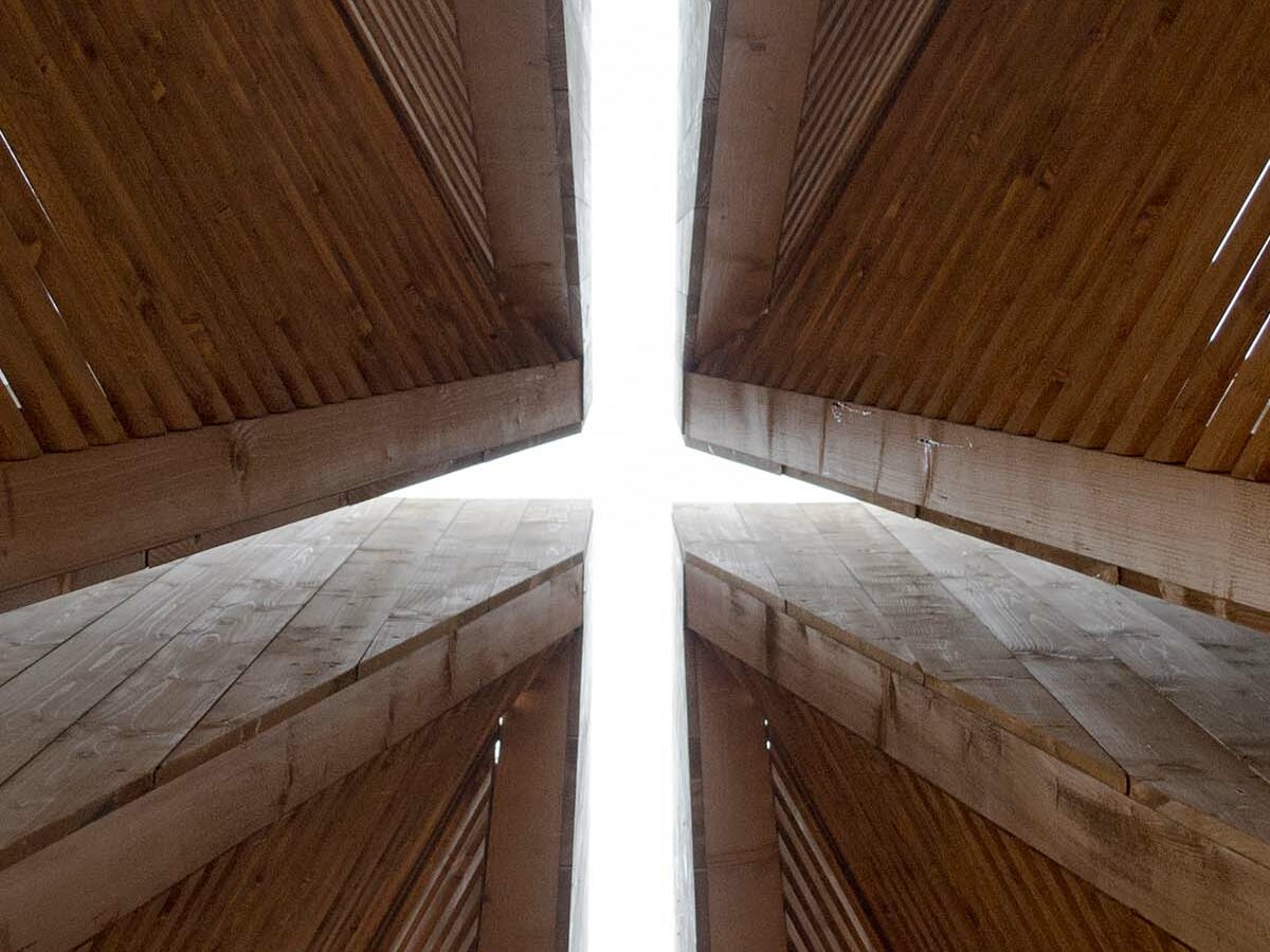 Incastri, luci e ombre nell'installazione in legno progettata da Atelier Poem per il Festival des Cabanes 2023 a Villa Medici di Roma, realizzata da Wooden Houses di Sant'Angelo in Vado
