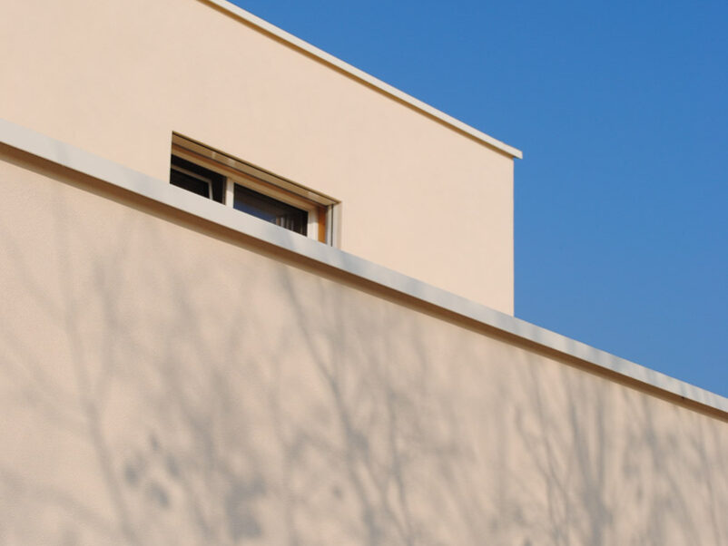 Una villa unifamiliare in legno progettata dallo Studio Ossigeno, con tanto vetro e legno non strutturale a vista.