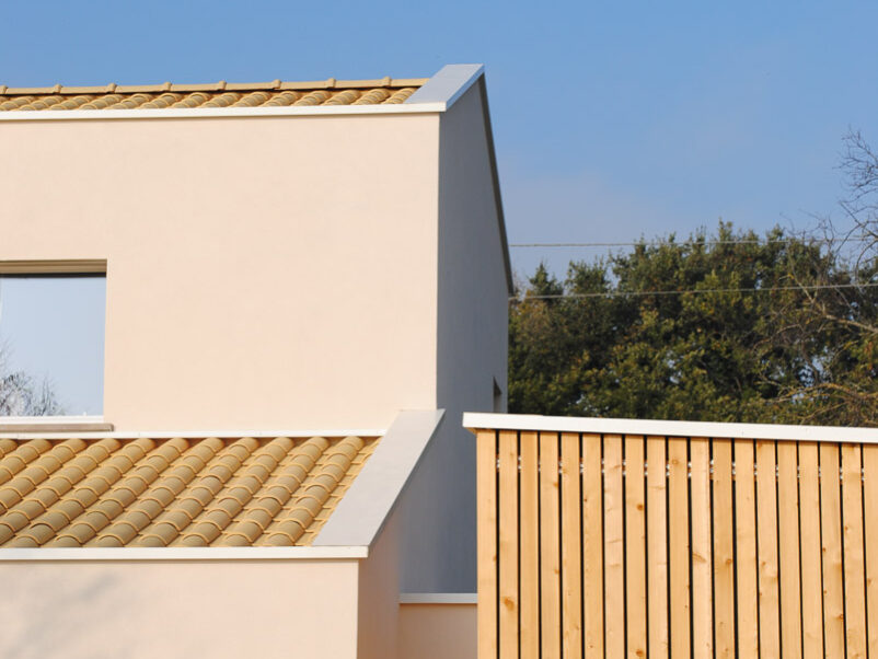 Una villa unifamiliare in legno progettata dallo Studio Ossigeno, con tanto vetro e legno non strutturale a vista.