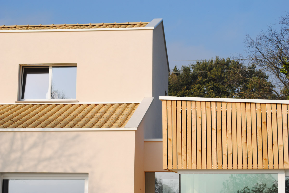 Una villa unifamiliare in legno progettata dallo Studio Ossigeno, con tanto vetro e legno non strutturale a vista.