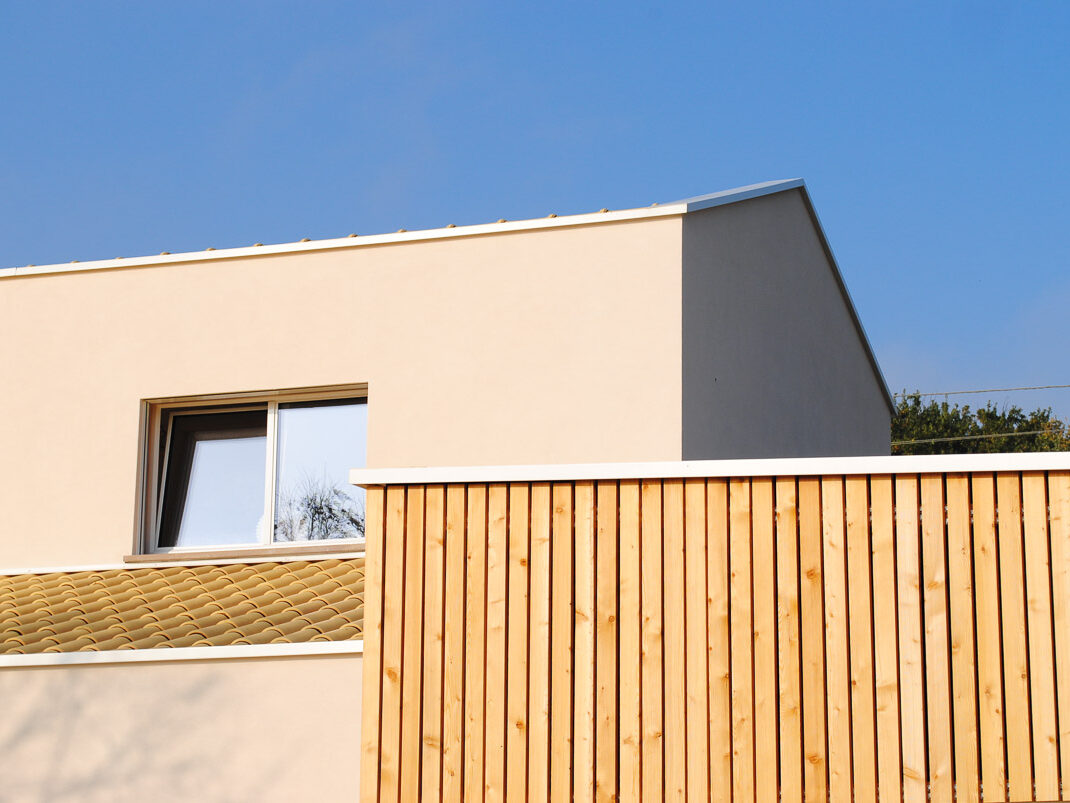 Una villa unifamiliare in legno progettata dallo Studio Ossigeno, con tanto vetro e legno non strutturale a vista.
