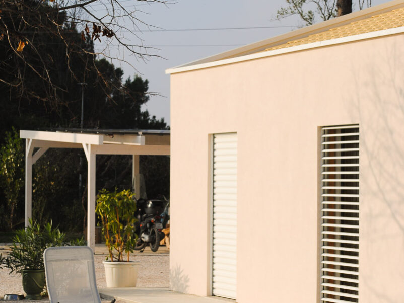 Una villa unifamiliare in legno progettata dallo Studio Ossigeno, con tanto vetro e legno non strutturale a vista.