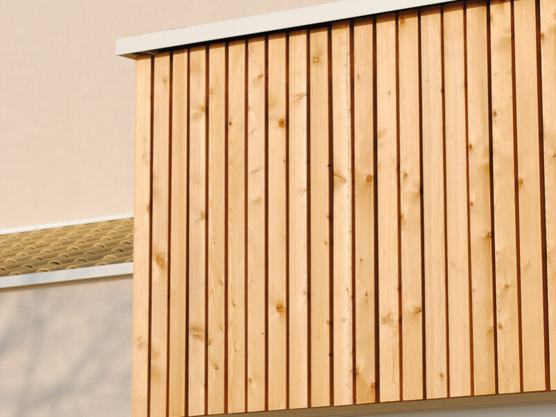 Una villa unifamiliare in legno progettata dallo Studio Ossigeno, con tanto vetro e legno non strutturale a vista.