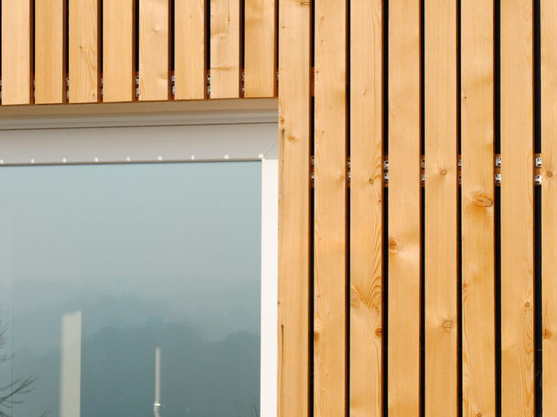 Una villa unifamiliare in legno progettata dallo Studio Ossigeno, con tanto vetro e legno non strutturale a vista.