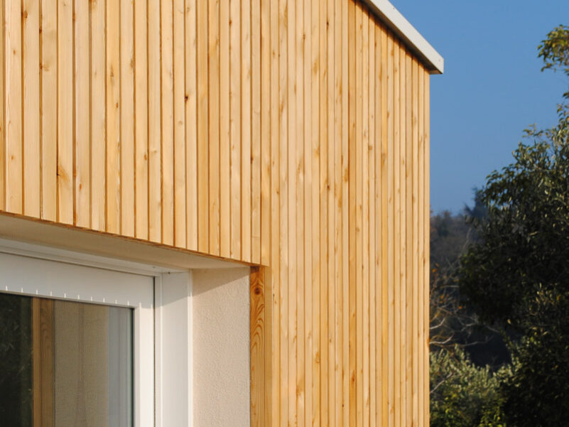 Una villa unifamiliare in legno progettata dallo Studio Ossigeno, con tanto vetro e legno non strutturale a vista.