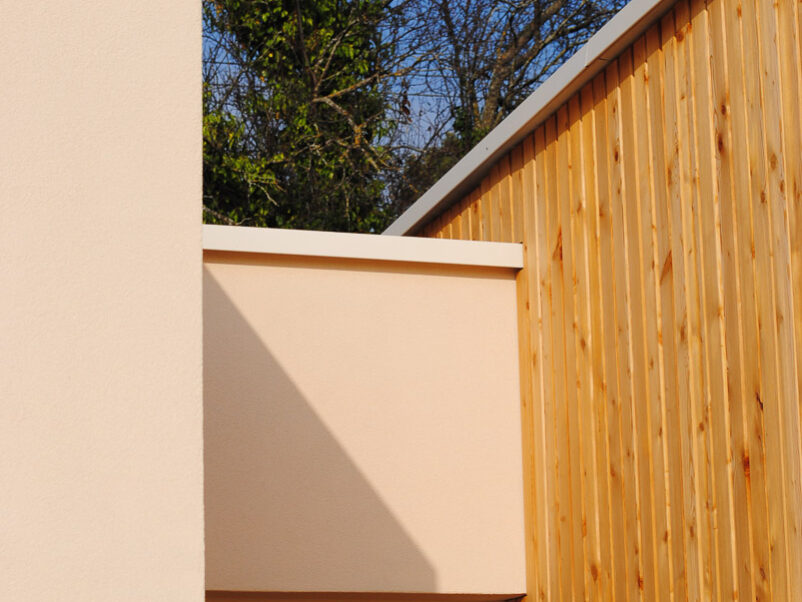 Una villa unifamiliare in legno progettata dallo Studio Ossigeno, con tanto vetro e legno non strutturale a vista.