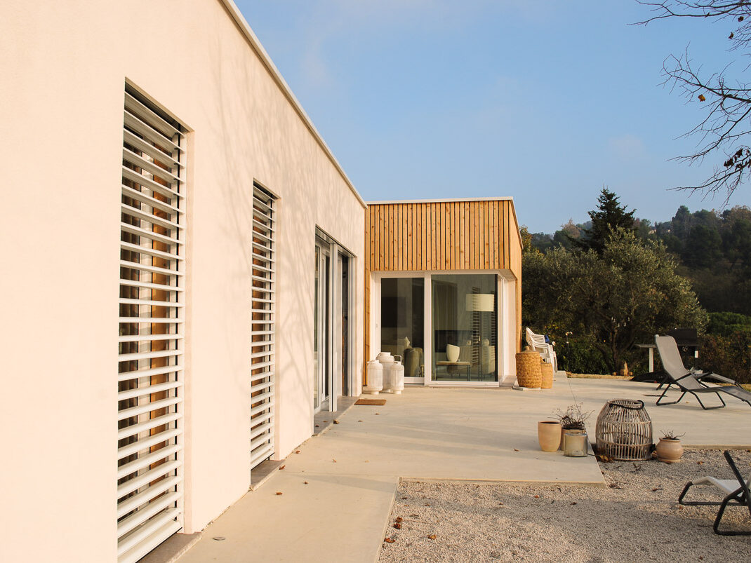 Facciata principale di una casa in legno a Pesaro, con stile architettonico fortemente contemporaneo, realizzata da Wooden Houses srl