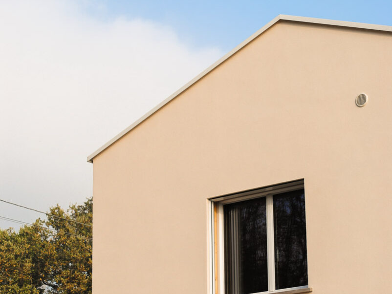 Una villa unifamiliare in legno progettata dallo Studio Ossigeno, con tanto vetro e legno non strutturale a vista.