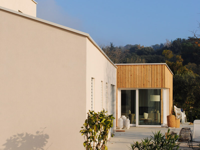 Una villa unifamiliare in legno progettata dallo Studio Ossigeno, con tanto vetro e legno non strutturale a vista.
