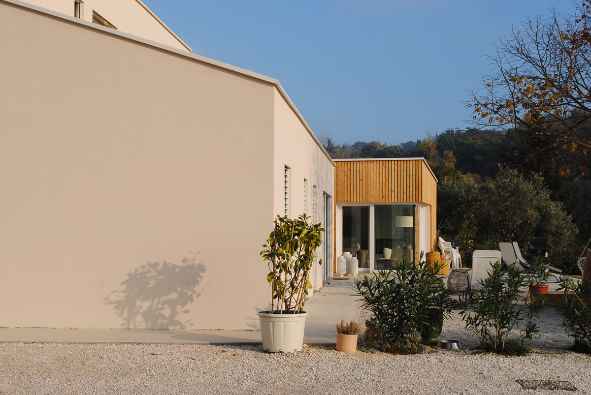 Una villa unifamiliare in legno progettata dallo Studio Ossigeno, con tanto vetro e legno non strutturale a vista.