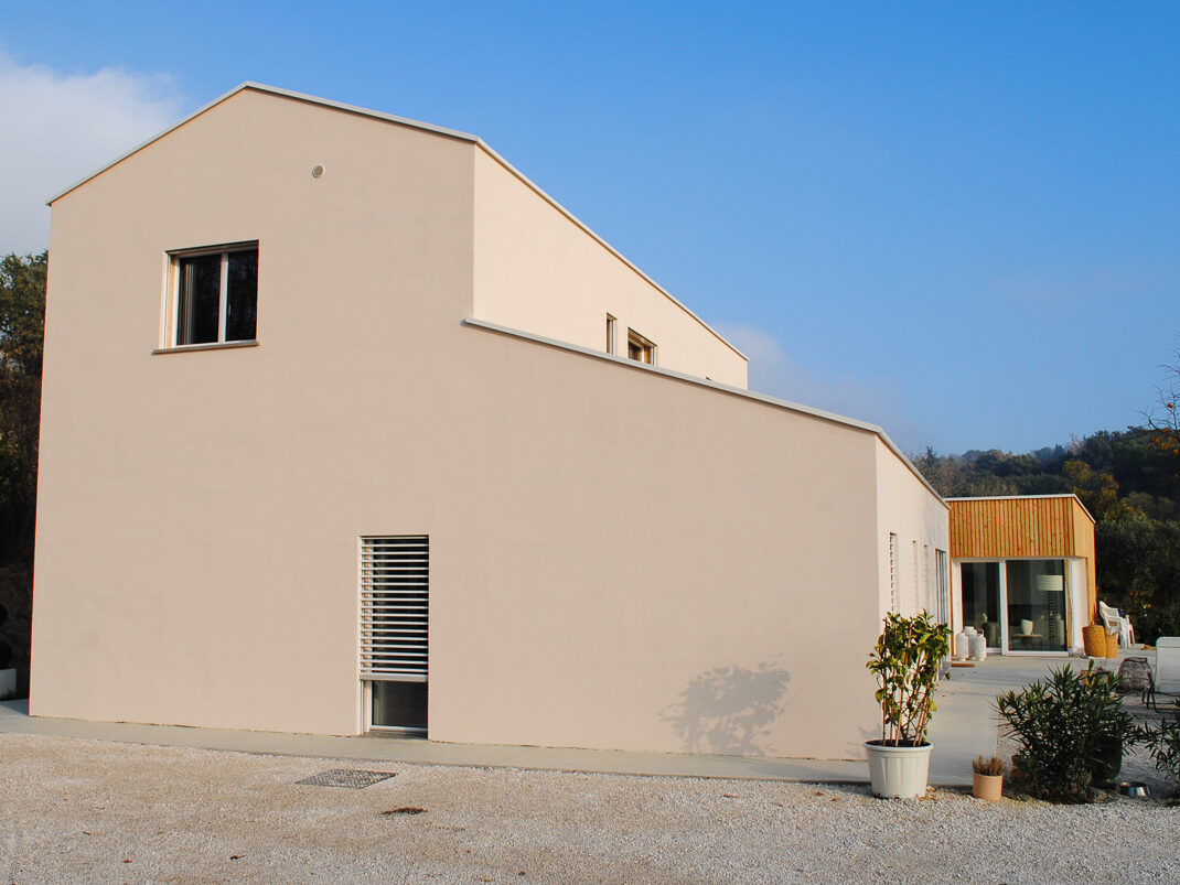 Una villa unifamiliare in legno progettata dallo Studio Ossigeno, con tanto vetro e legno non strutturale a vista.