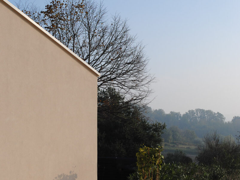 Una villa unifamiliare in legno progettata dallo Studio Ossigeno, con tanto vetro e legno non strutturale a vista.