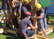 Squadra di carpentieri di Wooden Houses al lavoro