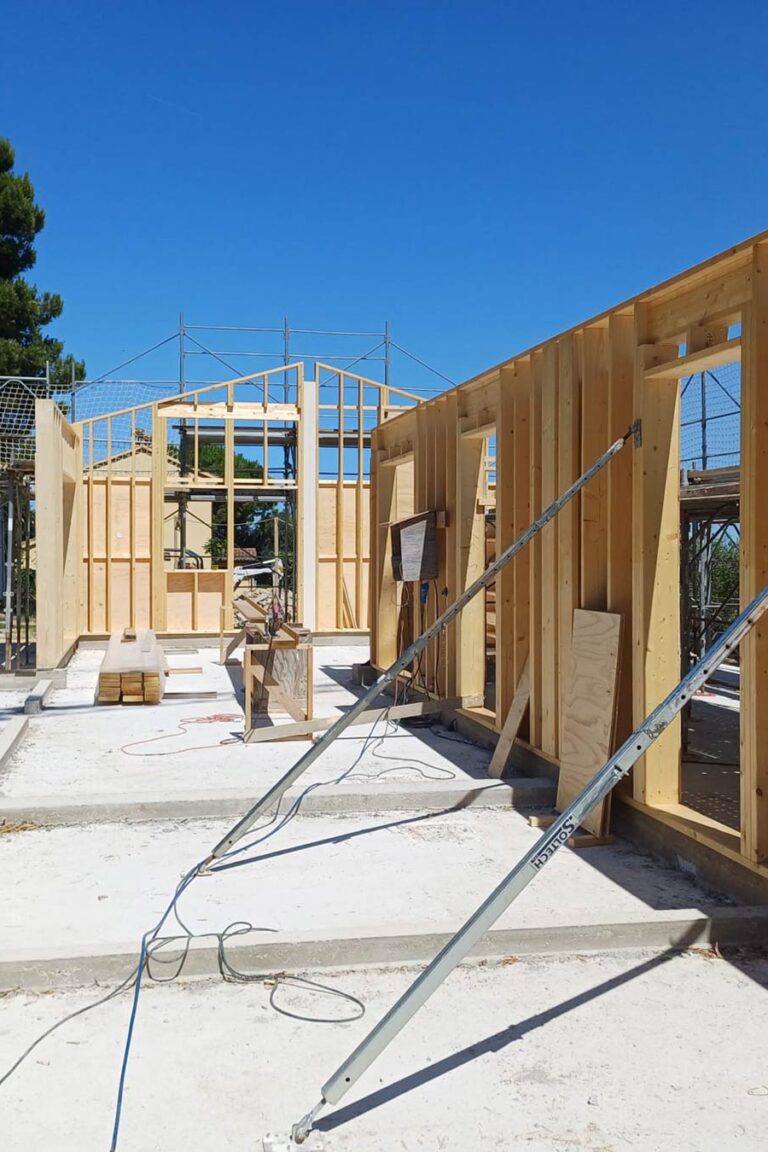 09/06/2026: I telai in legno vanno su veloci!
