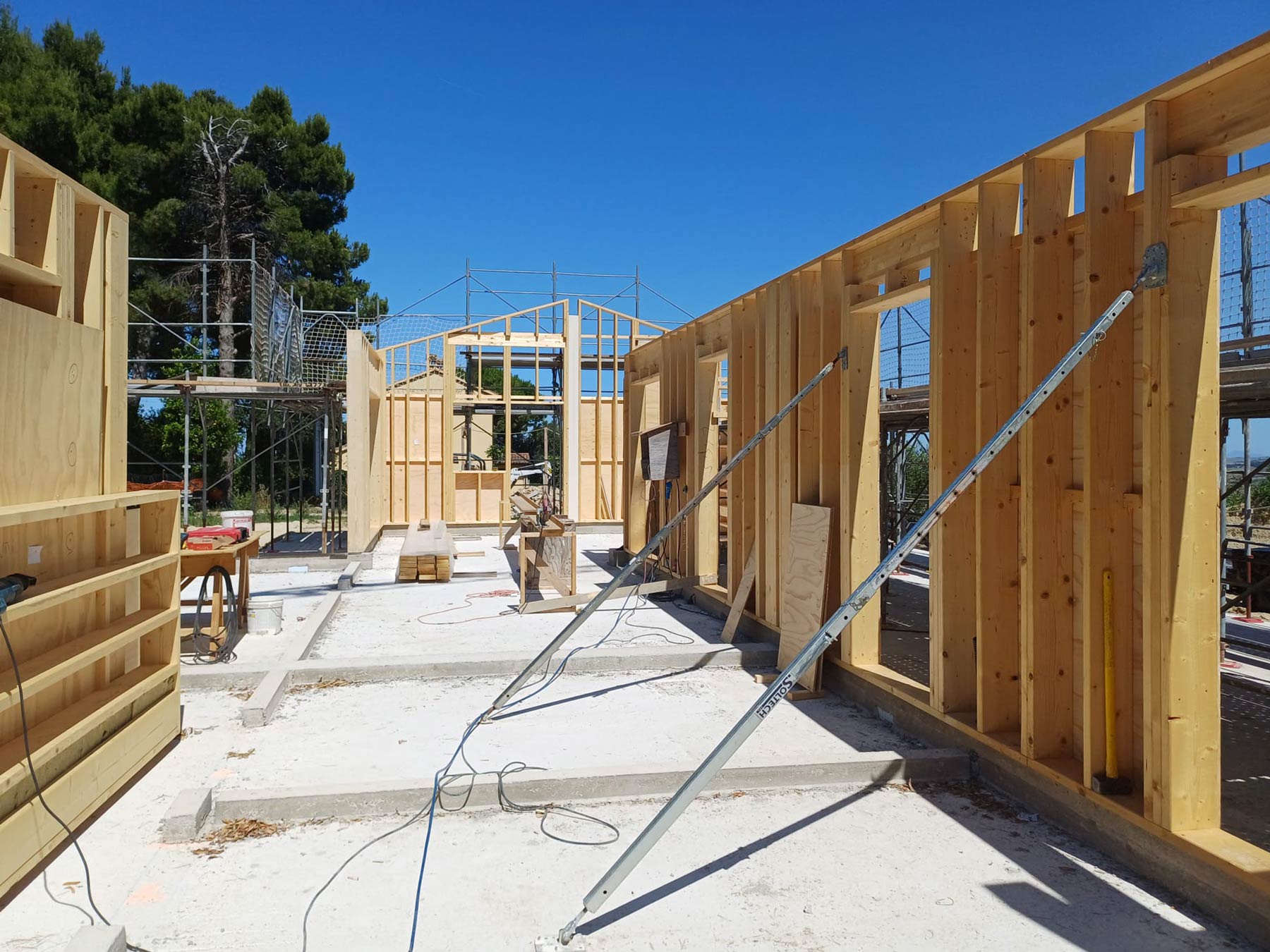09/06/2026: I telai in legno vanno su veloci!
