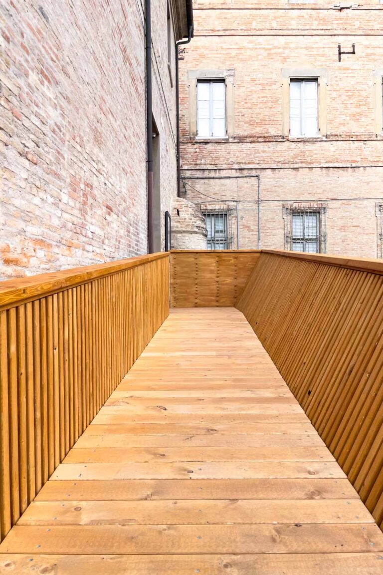 Rampa di accesso al Teatro Maddalena di Pesaro, progetto di Atelier Poem