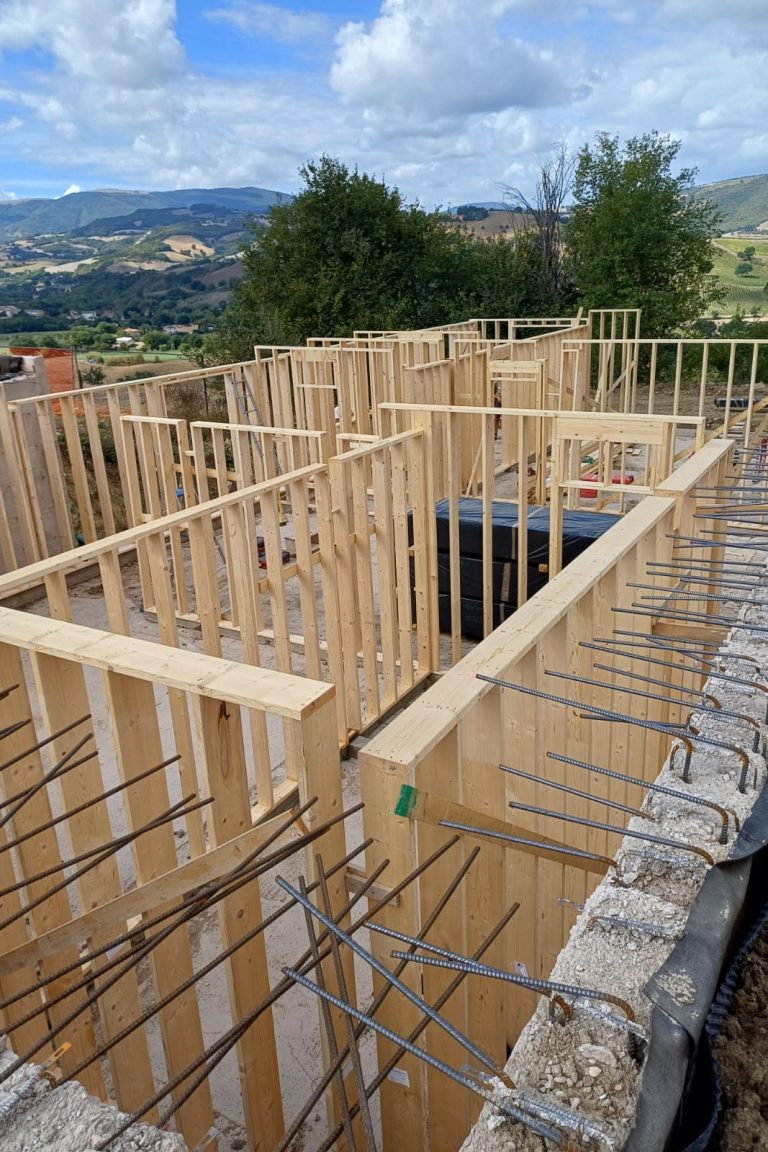Wooden-Houses-Villa-unifamiliare-in-legno-Fossombrone-Pesaro-Marche-cantiere-posa pareti-3