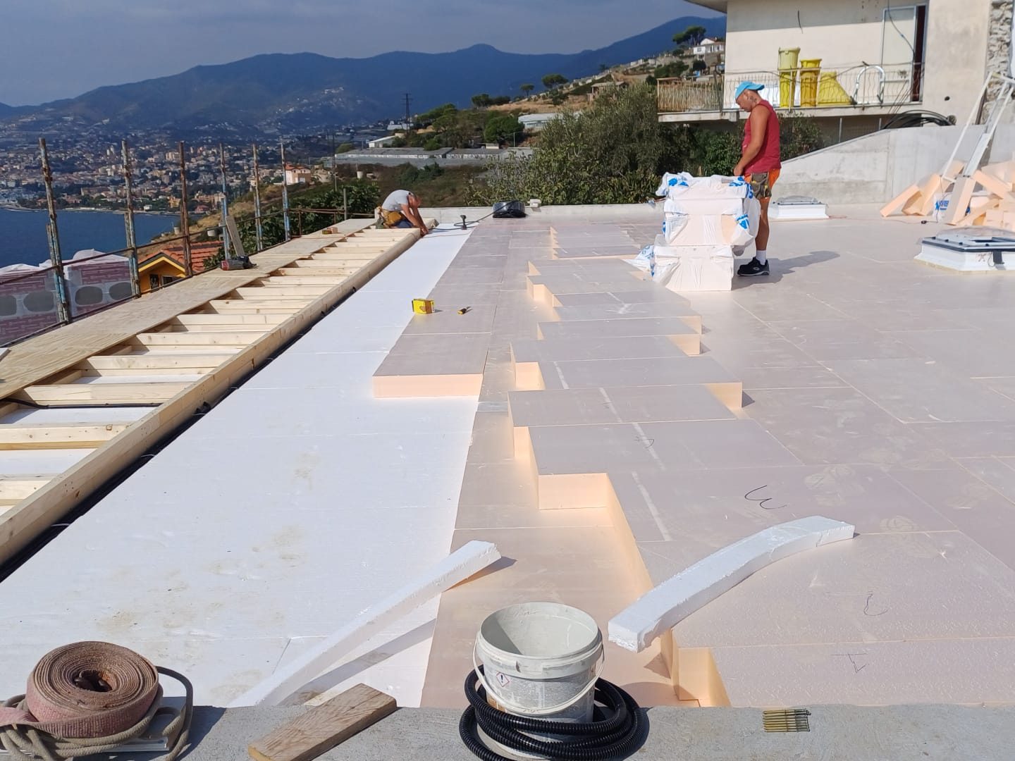Posa del pacchetto di copertura sul tetto di una casa in legno